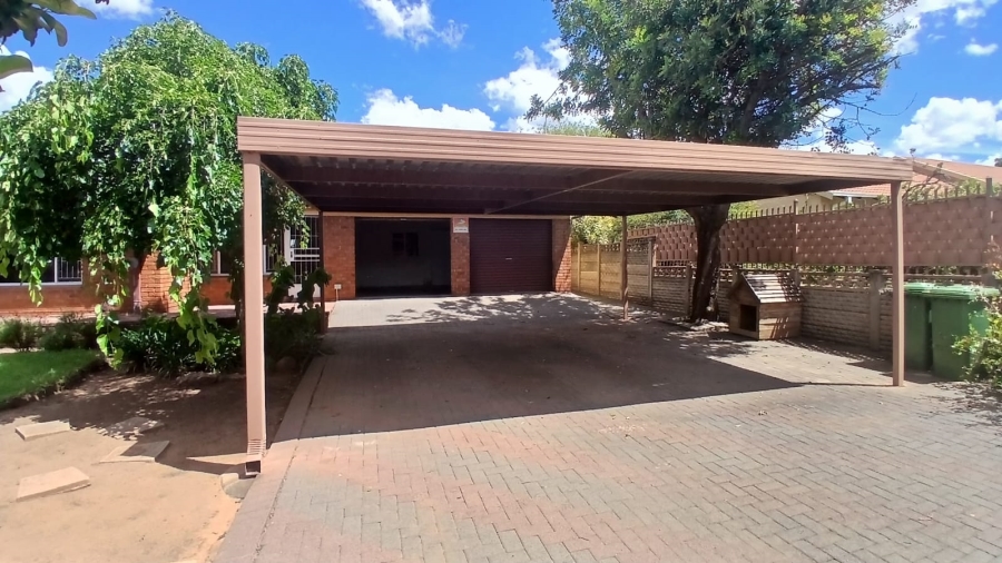 5 Bedroom Property for Sale in Pellissier Free State